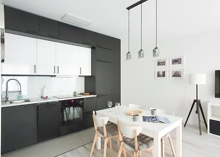 Capital - Towarowa * بوزنان